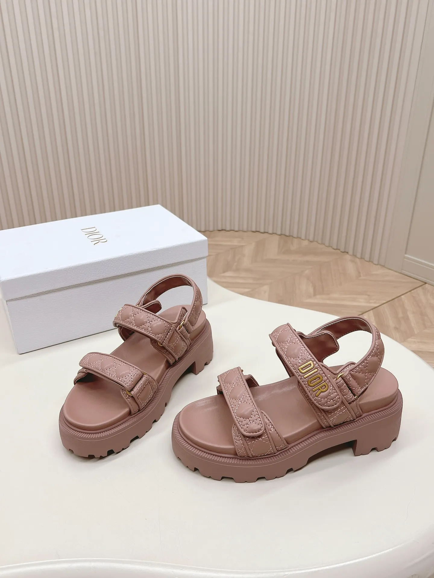 👟👟Ex-factory price 520👟👟 2024Dior Classic Velcro high-heeled sandals and slippers series original replica high version super durable and versatile style very comfortable on the foot, slim and tall, original leather upper, original d hardware buckle, original TPU outsole Heel height is about cm Size: 35-42